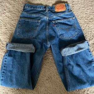 VINTAGE LEVI MOM JEANS